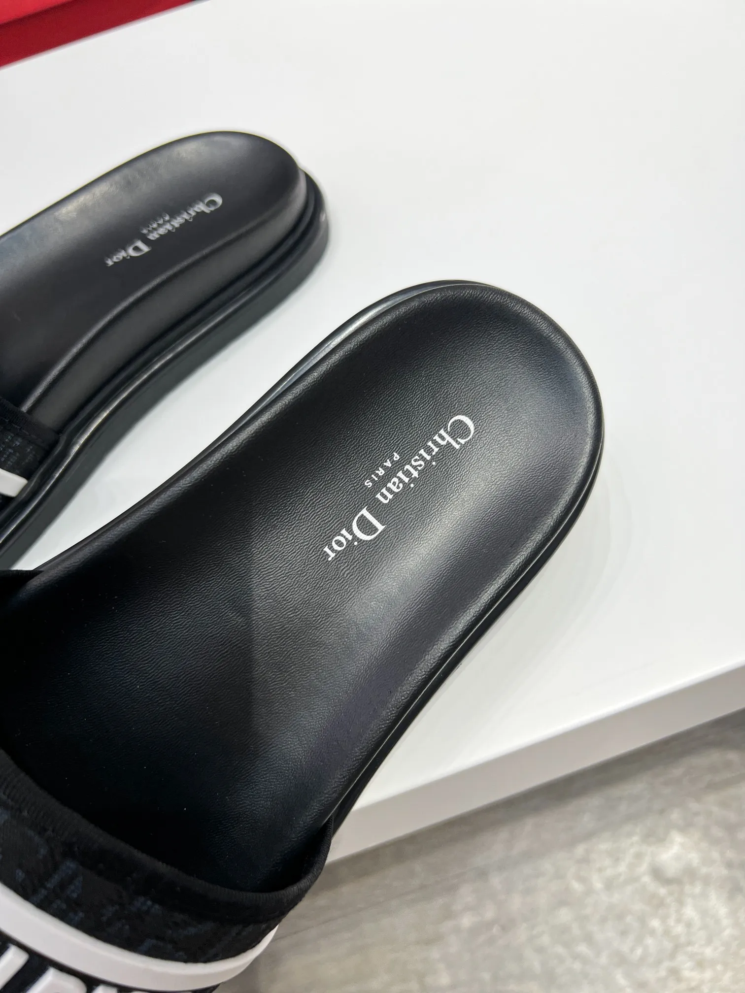 Men's men's shoes💰340【DIOR】🐝🐝Top version. 2024ss Dior’s latest men’s slippers are a must-have. Dior Alias ​​Men's Genuine Leather Slippers This summer new Alias ​​sandal embodies a casual and elegant style. Carefully crafted from grained cow leather and Oblique printed fabric, with cowhide lining! Cross-strap design with metal-clad brass CD Diamond logo. The imported cowhide leather and rubber sole adds sophistication and comfort, while Oblique print-effect anti-slip panels add style. Size39-44 (customized at 38.45)